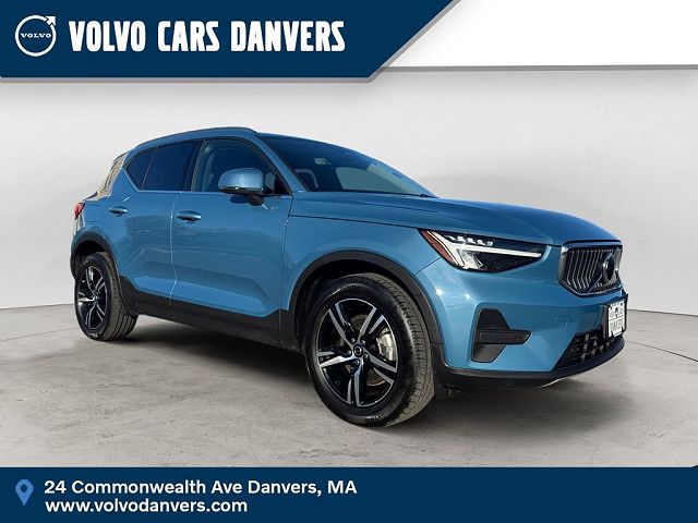 2025 Volvo XC40 B5 Core Bright Theme