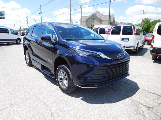 2022 Toyota Sienna LE 8-Passenger