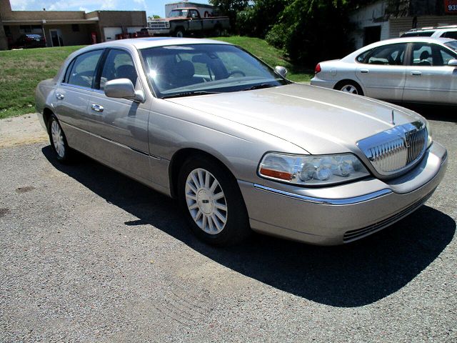 2003 Lincoln Town Car Signature 