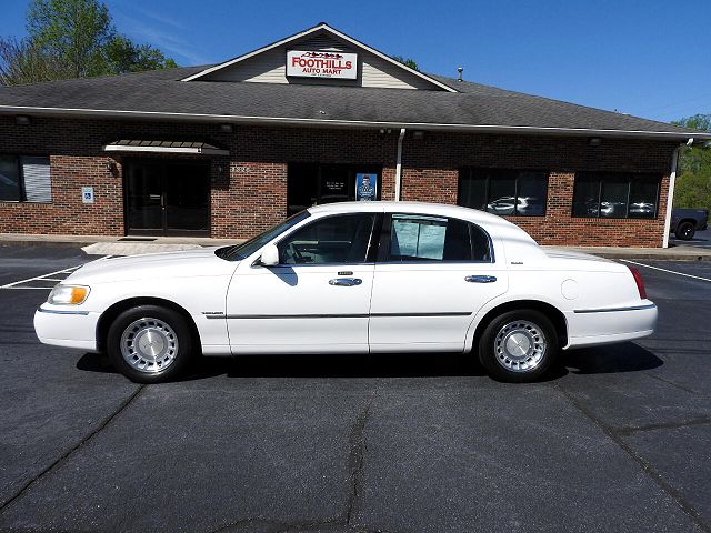 2002 Lincoln Town Car Executive 