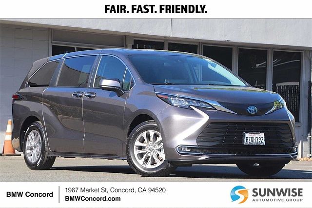 2022 Toyota Sienna XLE 