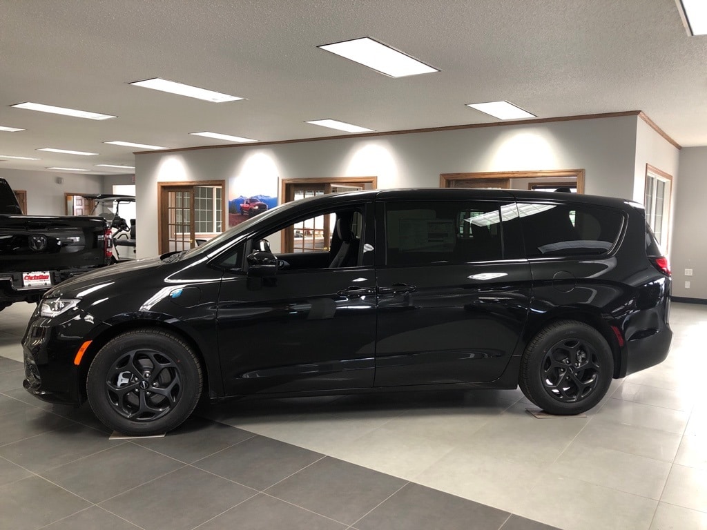 2023 Chrysler Pacifica Cooperstown ND