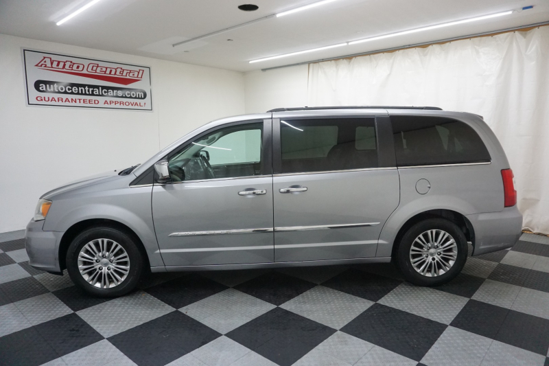 2013 Chrysler Town & Country Akron OH